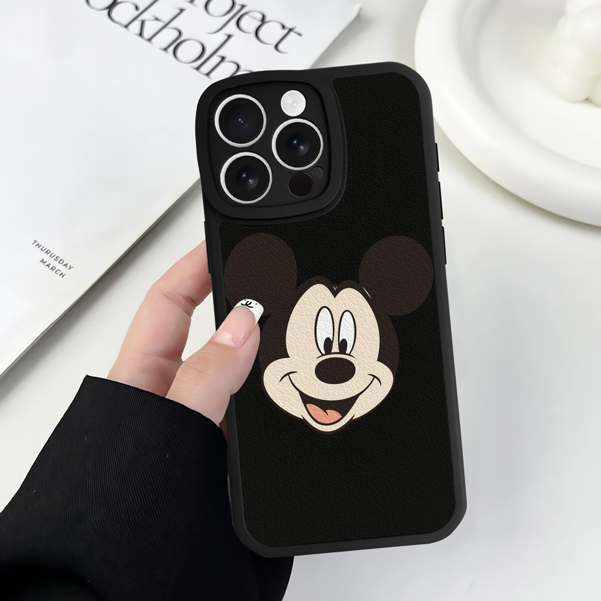 （画像用） ミッキーマウス Mickey Mouse 【iPhone 16シリーズ対応】シリコンスマホケース（レザー調） 材質：シリコン